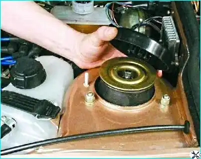 Снятие передней амортизационной стойки Снятие передней амортизационной стойки