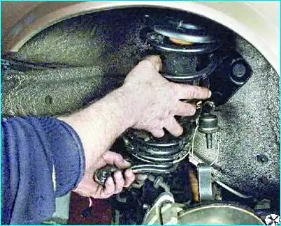 Снятие передней амортизационной стойки Снятие передней амортизационной стойки