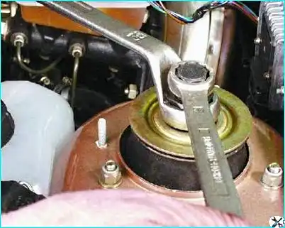Снятие передней амортизационной стойки Снятие передней амортизационной стойки