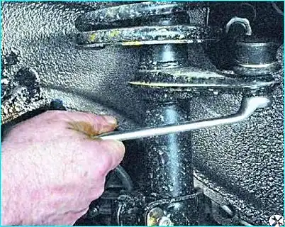 Снятие передней амортизационной стойки Снятие передней амортизационной стойки