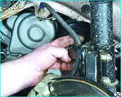 Снятие передней амортизационной стойки Снятие передней амортизационной стойки