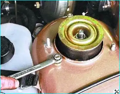 Снятие передней амортизационной стойки Снятие передней амортизационной стойки