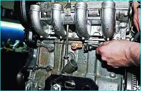 Снятие датчика детонации двигателя Снятие датчика детонации двигателя