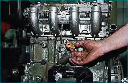 Снятие датчика детонации двигателя Снятие датчика детонации двигателя