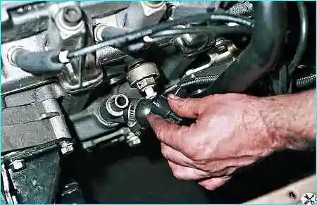 Снятие датчика детонации двигателя Снятие датчика детонации двигателя