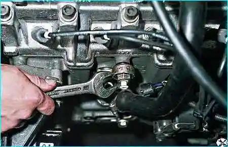 Снятие датчика детонации двигателя Снятие датчика детонации двигателя