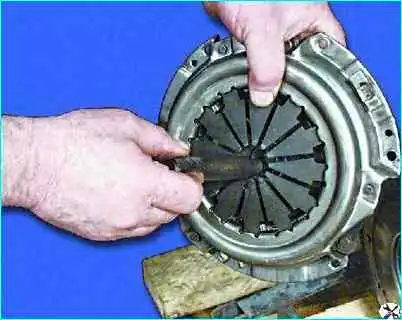 Сборка двигателя автомобиля Сборка двигателя автомобиля