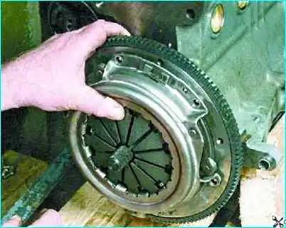 Сборка двигателя автомобиля Сборка двигателя автомобиля