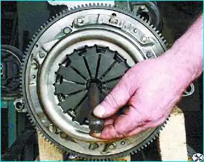 Сборка двигателя автомобиля Сборка двигателя автомобиля