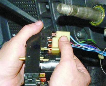 Отсоедините колодку с проводами от переключателя указателей поворота 