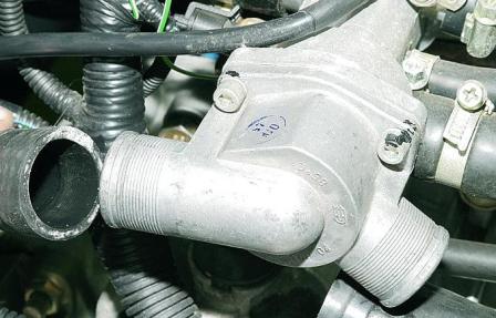 Снятие и проверка термостата автомобиля ВАЗ-2110 с двигателем ВАЗ-21124
