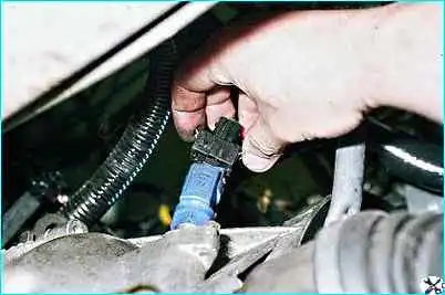 Снятие датчика скорости автомобиля ВАЗ-2110 Снятие датчика скорости автомобиля