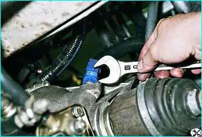 Снятие датчика скорости автомобиля ВАЗ-2110 Снятие датчика скорости автомобиля