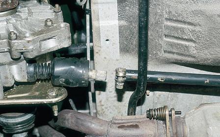 Снятие привода переключения передач и реактивной тяги привода автомобиля ВАЗ-2110