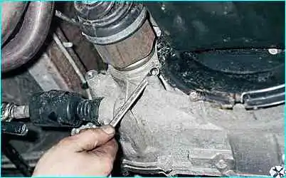 Снятие коробки передач автомобиля ВАЗ-2110 Снятие коробки передач автомобиля
