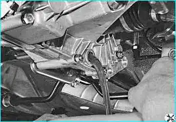 Снятие коробки передач автомобиля ВАЗ-2110 Снятие коробки передач автомобиля