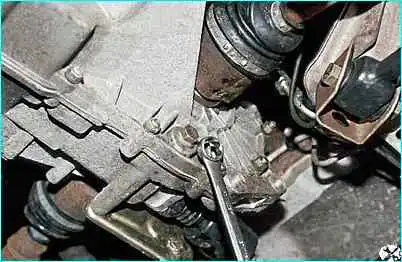 Снятие коробки передач автомобиля ВАЗ-2110 Снятие коробки передач автомобиля