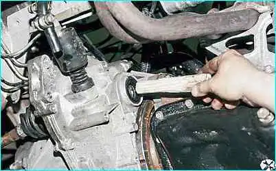 Снятие коробки передач автомобиля ВАЗ-2110 Снятие коробки передач автомобиля