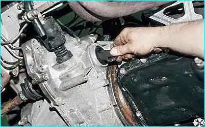 Снятие коробки передач автомобиля ВАЗ-2110 Снятие коробки передач автомобиля