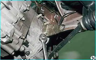 Снятие коробки передач автомобиля ВАЗ-2110 Снятие коробки передач автомобиля