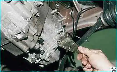 Снятие коробки передач автомобиля ВАЗ-2110 Снятие коробки передач автомобиля