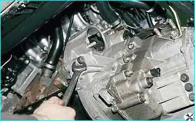 Снятие коробки передач автомобиля ВАЗ-2110 Снятие коробки передач автомобиля