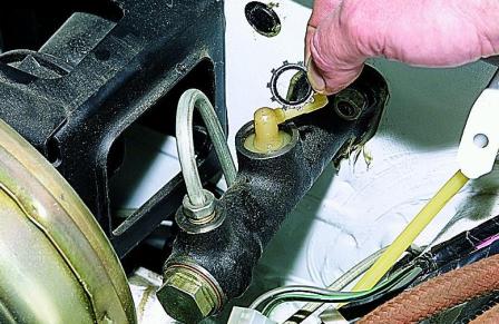 Снятие и ремонт главного цилиндра гидропривода сцепления автомобиля ВАЗ-2121