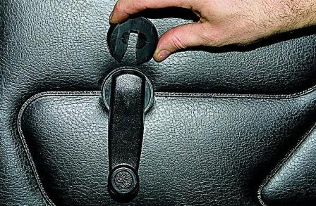 Снятие обивки и замка двери автомобиля ВАЗ-2121