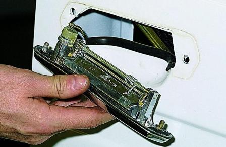 Снятие наружной ручки двери автомобиля ВАЗ-2121