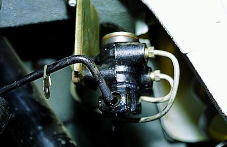 Снятие регулятора давления задних тормозов и его привода  ВАЗ-21213