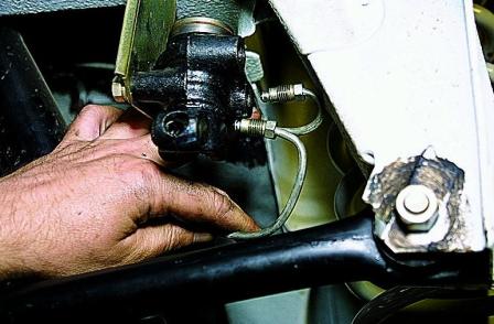 Снятие регулятора давления задних тормозов и его привода  ВАЗ-21213