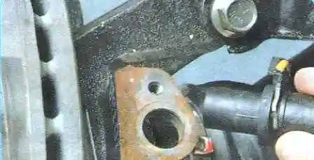 Замена датчиков скорости вращения колес Авео Шевролет извлеките датчик из отверстия кулака