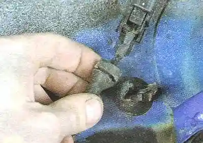 Замена датчиков скорости вращения колес Авео Шевролет Отсоедините от держателя на боковине кузова жгут проводов