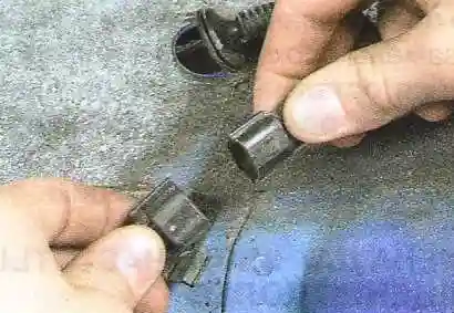 Замена датчиков скорости вращения колес Авео Шевролет Разъедините колодку