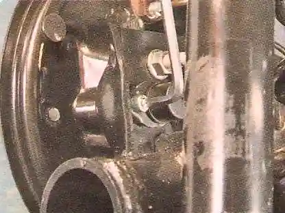 Замена датчиков скорости вращения колес Авео Шевролет Выверните болт