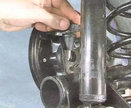 Замена датчиков скорости вращения колес Авео Шевролет извлеките датчик из отверстия