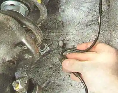 Замена датчиков скорости вращения колес Авео Шевролет Отсоедините жгут от держателя на кузове