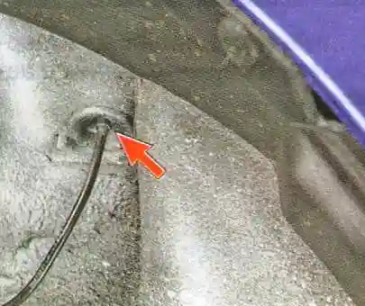 Замена датчиков скорости вращения колес Авео Шевролет Поддев отверткой резиновую заглушку