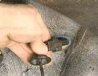 Замена датчиков скорости вращения колес Авео Шевролет вытяните жгут проводов с колодкой через отверстие