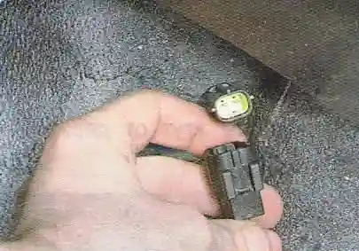 Замена датчиков скорости вращения колес Авео Шевролет разъедините колодки жгута