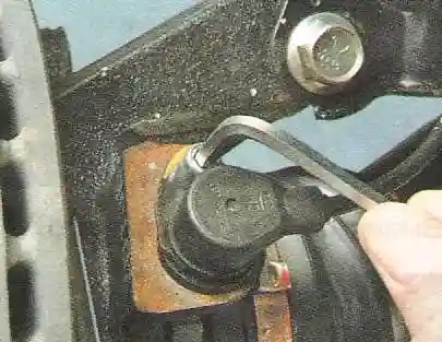 Замена датчиков скорости вращения колес Авео Шевролет Выверните болт крепления датчика к поворотному кулаку