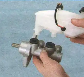 Замена главного тормозного цилиндра Авео Шевролет снимите бачок, извлекая его патрубки из соединительных втулок.