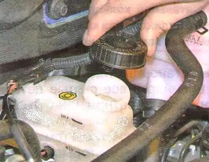 Замена главного тормозного цилиндра Авео Шевролет Отверните пробку бачка