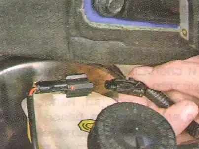 Замена главного тормозного цилиндра Авео Шевролет Отсоедините от бачка колодку жгута проводов