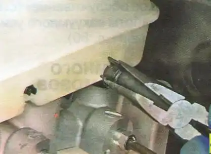 Замена главного тормозного цилиндра Авео Шевролет Ослабьте хомут крепления шланга