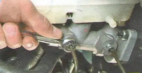 Замена главного тормозного цилиндра Авео Шевролет Отверните гайки крепления к цилиндру двух трубопроводов