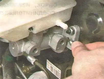 Замена главного тормозного цилиндра Авео Шевролет отведите их в сторону.