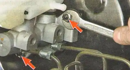 Замена главного тормозного цилиндра Авео Шевролет Отверните две гайки крепления