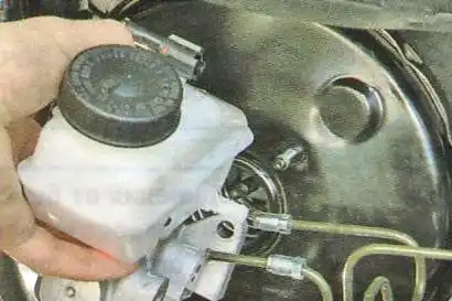 Замена главного тормозного цилиндра Авео Шевролет снимите главный тормозной цилиндр в сборе с бачком.