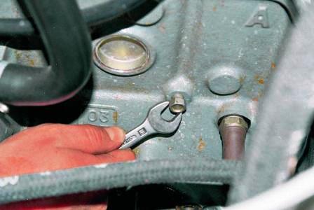 Ключом «на 13» с левой стороны двигателя отворачиваем пробку сливного отверстия 
